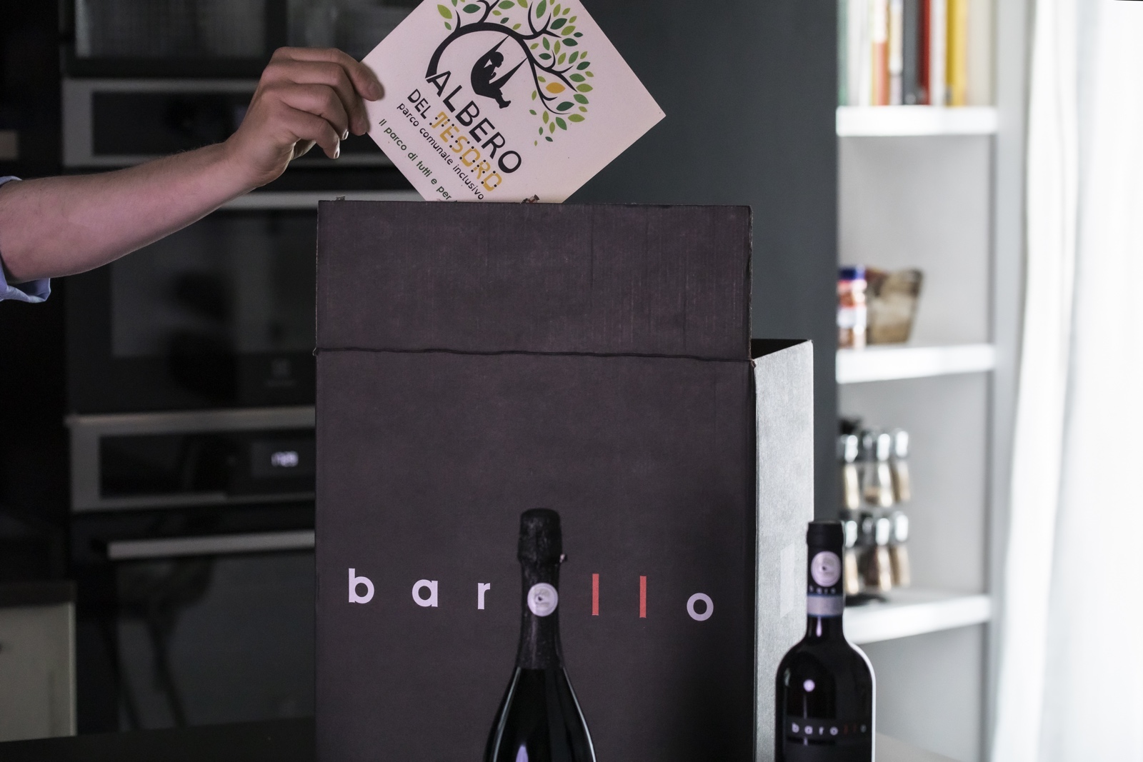 La nuova raccolta fondi: le bottiglie di vino Barollo sostengono Albero del Tesoro e lo accompagnano in Italia e nel mondo