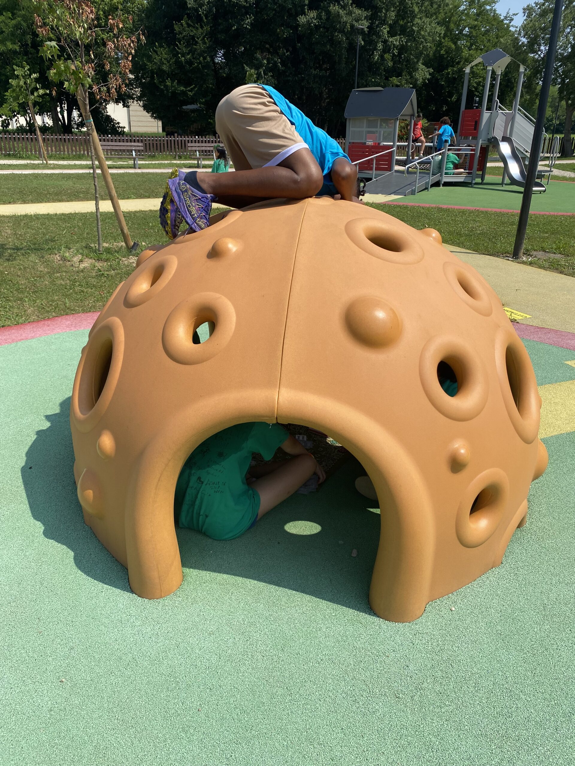 Calotta arancione con alcuni fori che consentono a chi è all'interno di osservare l'esterno oppure viceversa.