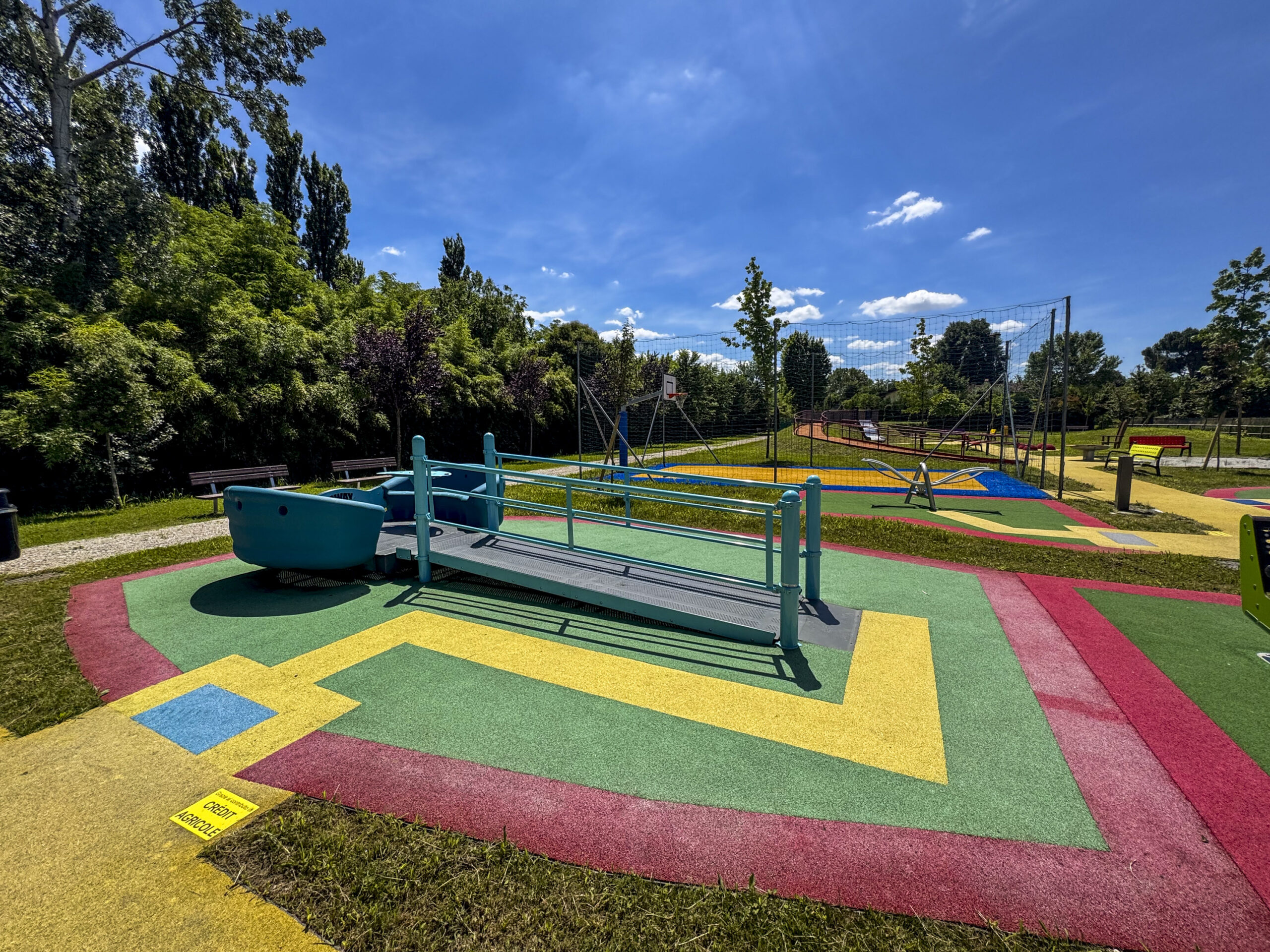 una barca basculante che si raggiunge da una rampa collegata.
