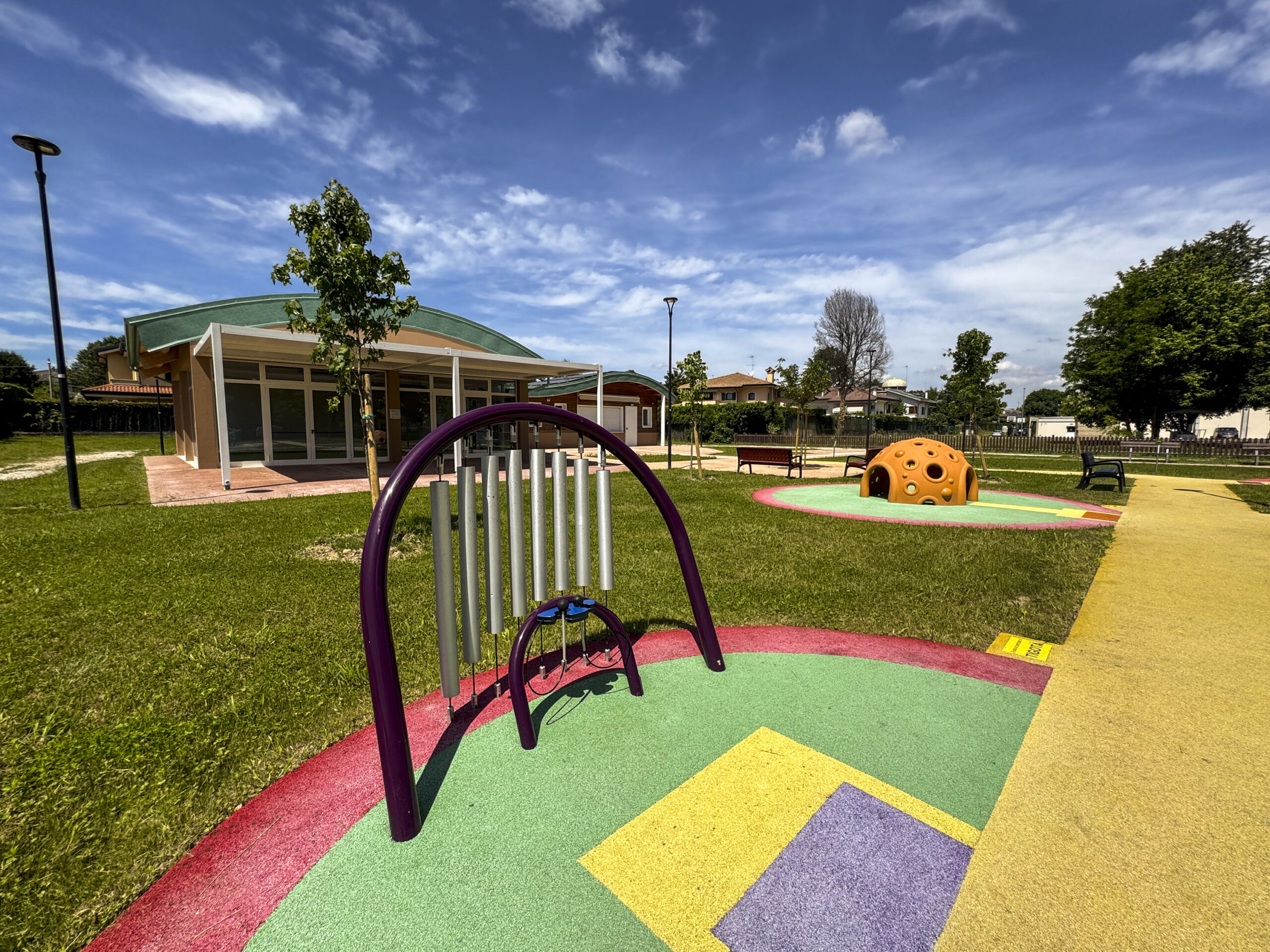 Grande xilofono con struttura ad arco da suonare in due.