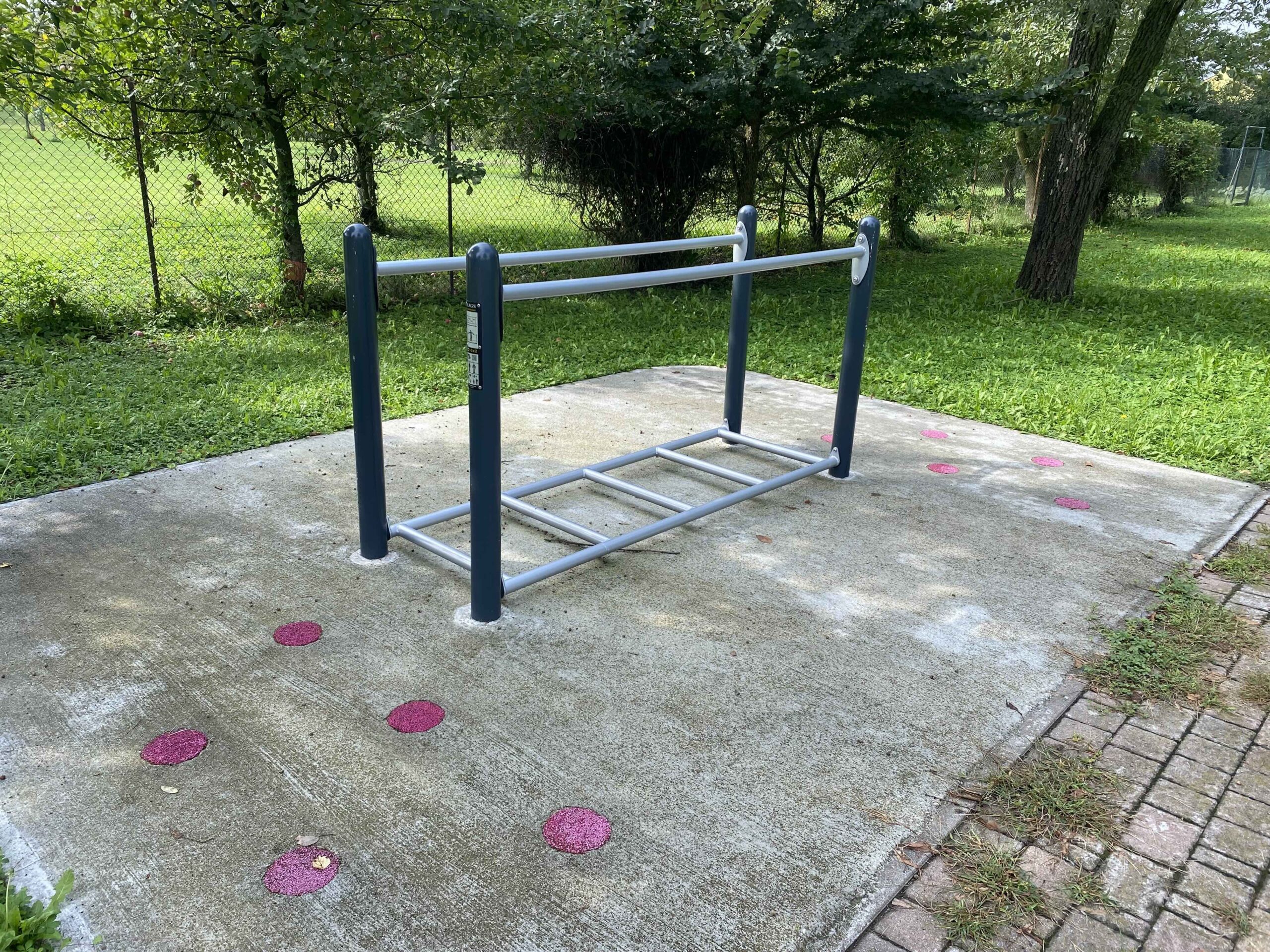 postazione fitness all'aperto con parallele ad altezze diverse