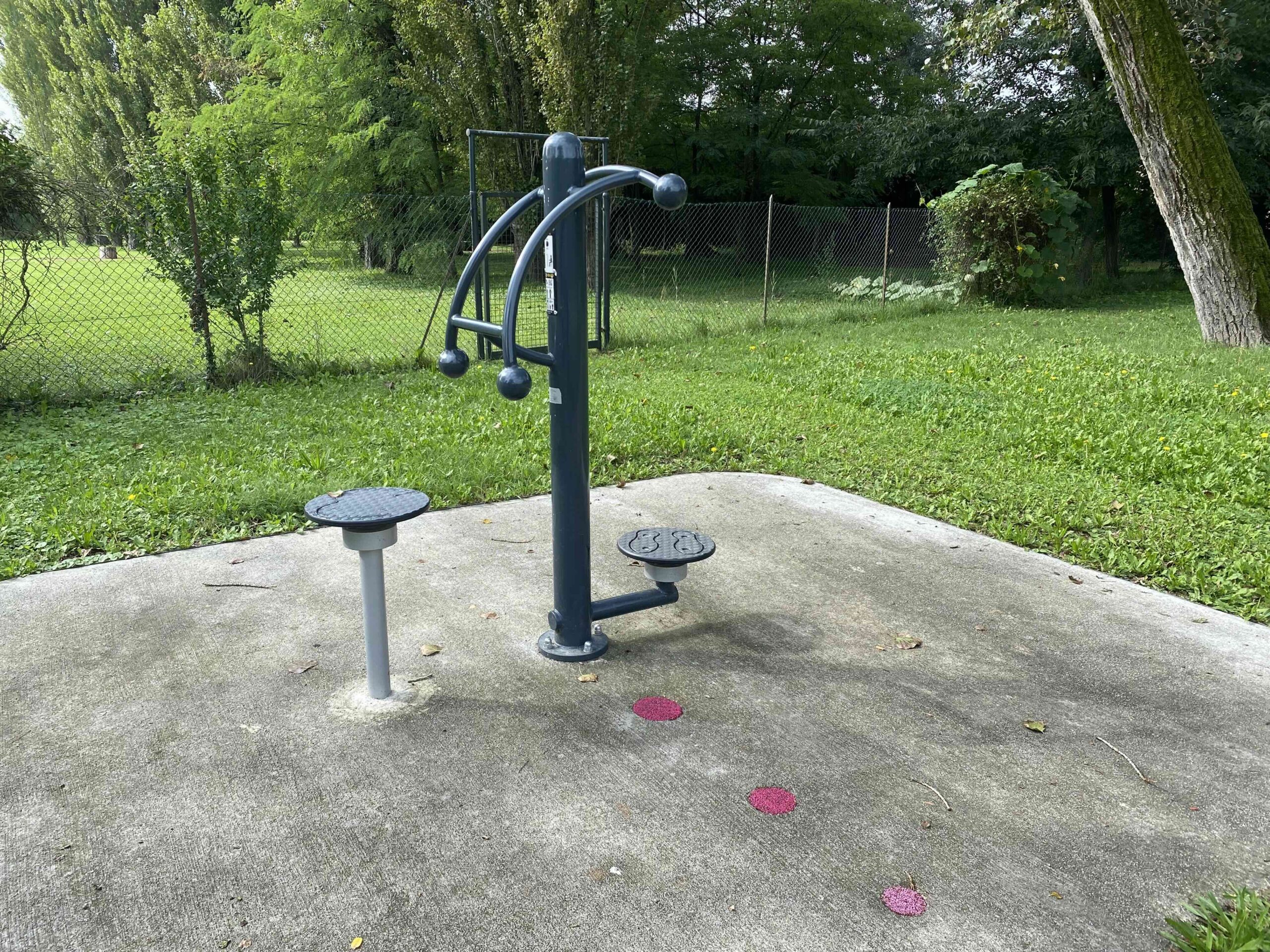 attrezzo da fitness installato nel parco inclusivo Albero del tesoro
