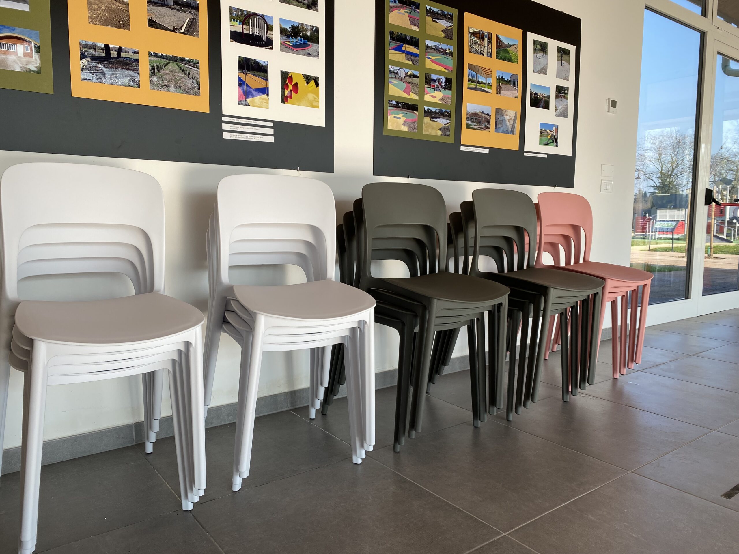 Grazie alle donazioni, la sala aggregativa ha nuove sedie per gli eventi